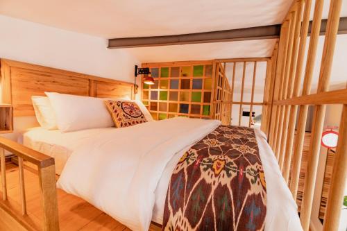 1 dormitorio con 1 cama con cabecero de madera en The Istanbuller, en Estambul