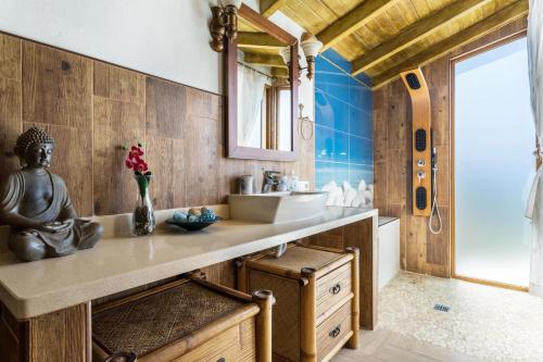 une salle de bains avec un lavabo et un miroir dans l'établissement Villa Bali, à Playa Blanca