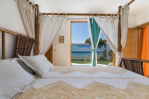une chambre avec un lit avec vue sur l'océan dans l'établissement Villa Bali, à Playa Blanca