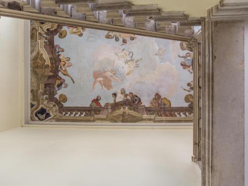 una pintura en una pared en una habitación en Riva Palace Apartments by Wonderful Italy, en Venecia