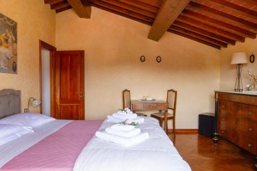 A bed or beds in a room at Rosso Del Chianti