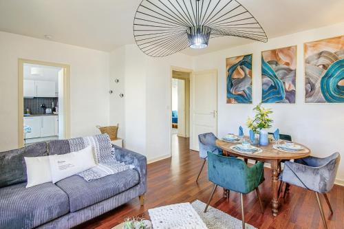 un salon avec un canapé et une table dans l'établissement Bohemian, à Saint-Malo