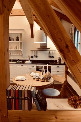 a kitchen with a wooden table in a room at Zum Alten Backhaus in Burg