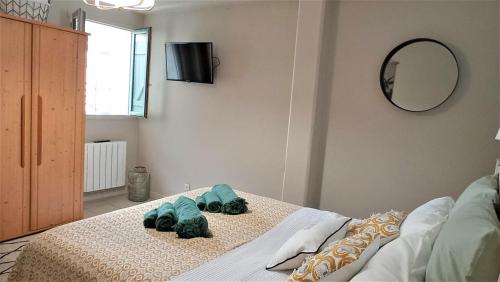een slaapkamer met twee knuffels op een bed bij T2 G dans maison en centre ville avec jardin ideal couple curistes in Balaruc-les-Bains