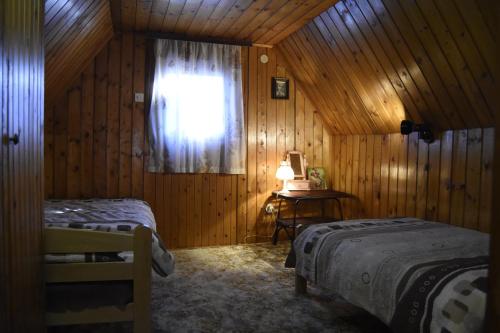 um quarto com 2 camas e uma janela num camarote em Planinska kuća Divčibajka em Valjevo