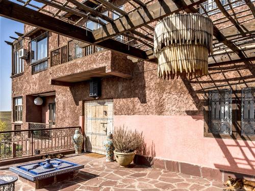 a building with a patio with a potted plant at Dar Tafantant in Marrakech