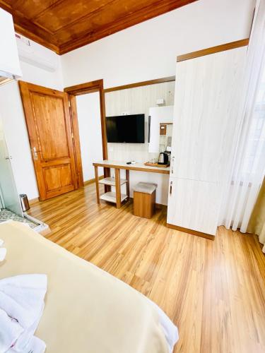 a room with a kitchen and a room with a bed at QONAQ HOTEL & SUITES in Istanbul