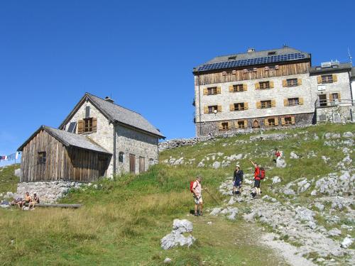 a group of people on a hill with a large building at Haus Irlinger in Schönau am Königssee