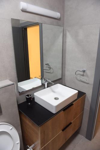 a bathroom with a sink and a mirror at בית אורן - בית דירות - בית שאן in Bet Sheʼan