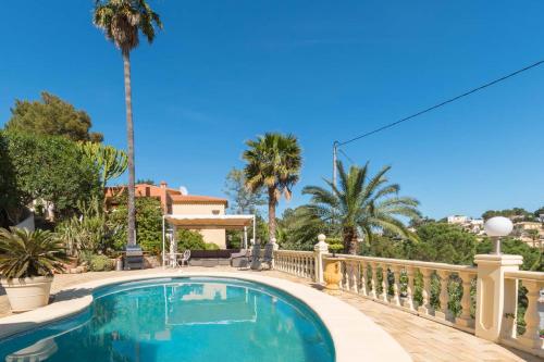 een zwembad op een balkon met palmbomen bij Casa Mar y Montaña in Denia