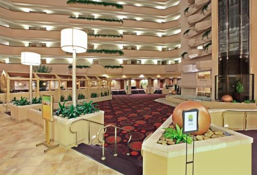 un hall d'un hôtel avec un coin d'attente dans l'établissement Holiday Inn Springdale-Fayetteville Area, an IHG Hotel, à Springdale