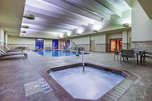 The swimming pool at or close to Holiday Inn Springdale-Fayetteville Area, an IHG Hotel