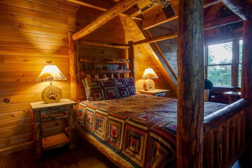um quarto com uma cama num chalé de madeira em At Last em Pigeon Forge