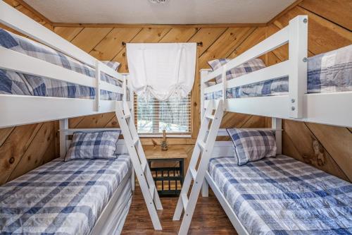 Våningssäng eller våningssängar i ett rum på Wooded Bliss Hot Tub Single level Cabin with no Steps Rocking Chairs and Wooded Views