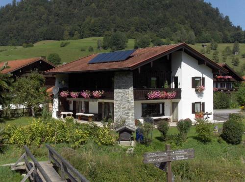 une maison avec des panneaux solaires sur le toit dans l'établissement Haus Moosbach, à Oberwössen