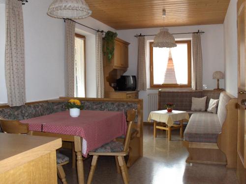sala de estar con mesa y sofá en Haus Moosbach, en Oberwössen