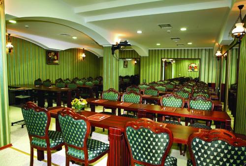 Un restaurante u otro lugar para comer en Drustar Hotel