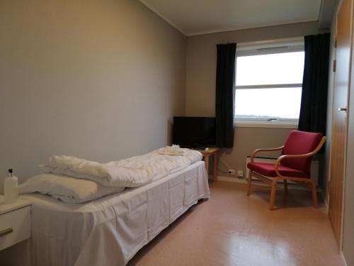 En eller flere senger på et rom på Holmavatn Ungdoms og Misjonssenter