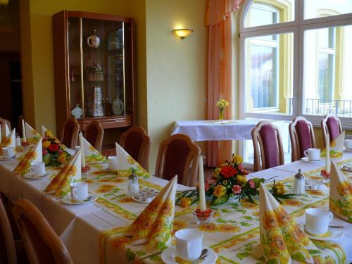 A restaurant or other place to eat at Pension Kreisel