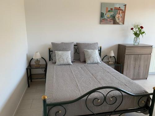 une chambre avec un grand lit avec des oreillers dans l'établissement LE GRAND LARGE, à Sainte-Maxime