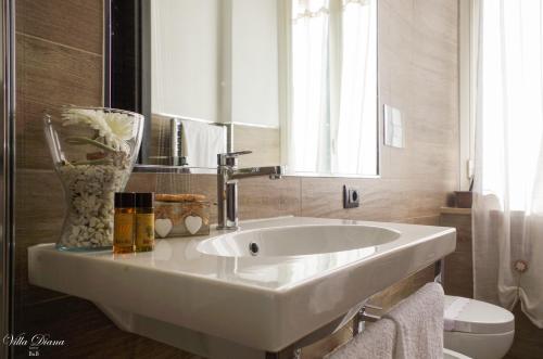 y baño con lavabo blanco y aseo. en B&B Villa Diana, en Sulmona