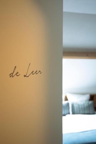 a bedroom with a bed with the words be ever on the wall at B&B 't Inj in Horn