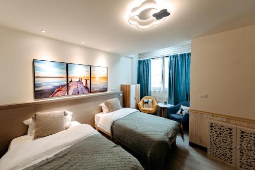 Ein Bett oder Betten in einem Zimmer der Unterkunft Wuzhou Yi Homestay
