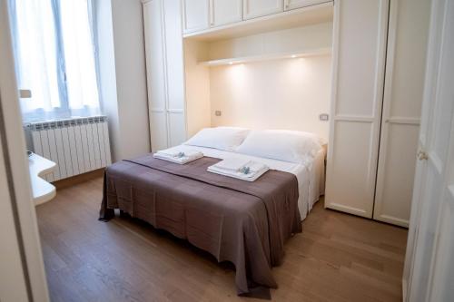 een slaapkamer met een bed met twee handdoeken erop bij Noliday Suite Riviera Luxury Sea Flat in Noli