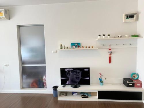 TV a/nebo společenská místnost v ubytování Baan Kun Koey Condominium