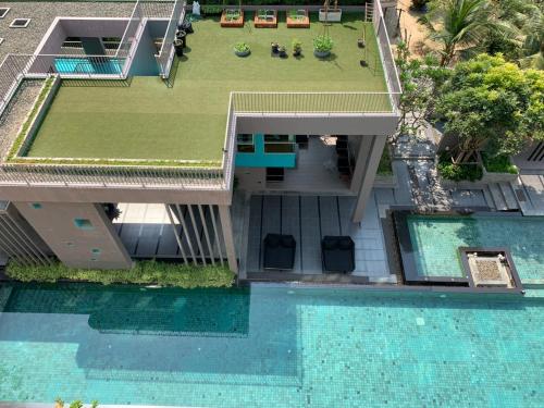 Bazén v ubytování Baan Kun Koey Condominium nebo v jeho okolí