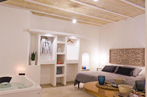 Habitación con cama y bañera. en S25, en Monopoli