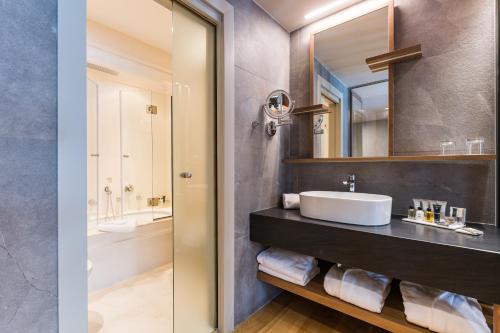 Ванная комната в Grand Hotel Savoia Cortina d'Ampezzo, A Radisson Collection Hotel