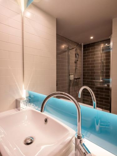 Bilik mandi di Holiday Inn Express - Nice - Grand Arenas by IHG