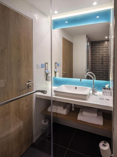 Bilik mandi di Holiday Inn Express - Nice - Grand Arenas by IHG