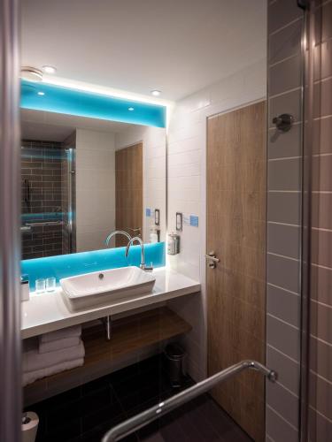 Bilik mandi di Holiday Inn Express - Nice - Grand Arenas by IHG
