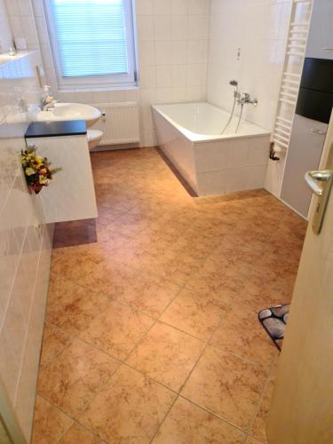 y baño con bañera, aseo y lavamanos. en Ferienwohnung Kottmarsdorf Löbauer Strasse 11, en Kottmar