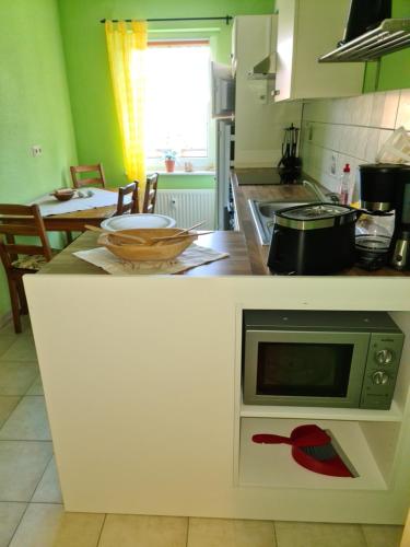 cocina con encimera y microondas en Ferienwohnung Kottmarsdorf Löbauer Strasse 11, en Kottmar