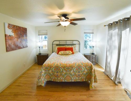 Un dormitorio con una cama y un ventilador de techo. en 1014_Swope, en Colorado Springs