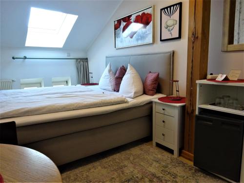 Uma cama ou camas num quarto em Hotel Pension Zur Fährbrücke
