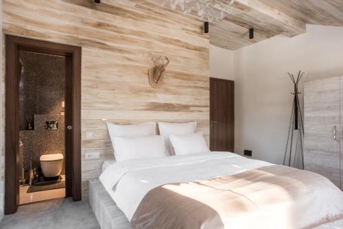 
Un pat sau paturi într-o cameră la Sidharta Resort
