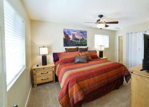 una camera con un grande letto e un ventilatore a soffitto di 1208_Westmoreland a Colorado Springs
