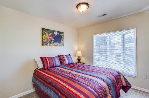 una camera con letto e finestra di 318_Maplewood a Colorado Springs