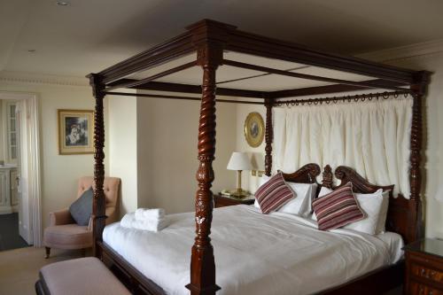 Letto o letti in una camera di The Angel Posting House & Livery