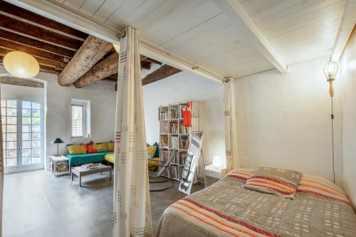 ヴィルヌーヴ・レ・ザヴィニョンにあるStudio avec balcon et wifi a Villeneuve les Avignonのベッドルーム1室(ベッド1台付)、リビングルームが備わります。