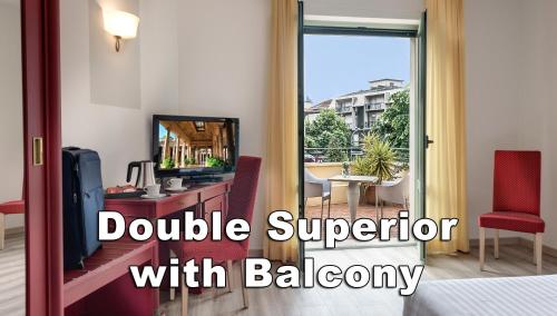 a double superior room with balcony in a hotel at Hotel Da Vinci in Montecatini Terme