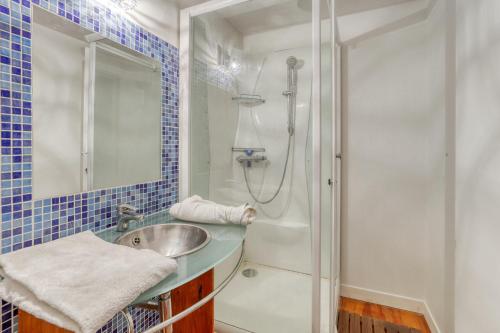 a bathroom with a sink and a shower at Villa spacieuse à Bidart avec piscine privée 330 m² in Bidart