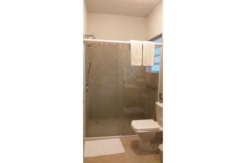 a bathroom with a shower and a toilet at Elephant GuestHouse Beira Mar - Suítes com Café da Manhã in Ilhabela