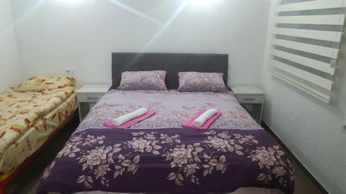 Tempat tidur dalam kamar di Apartments F