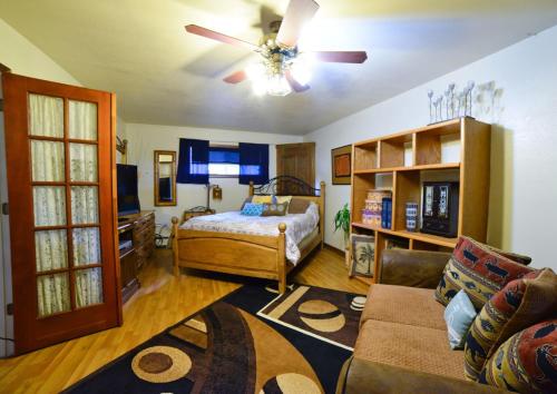 科羅拉多斯普林斯的住宿－1729_ArborWay，一间卧室配有一张床和吊扇