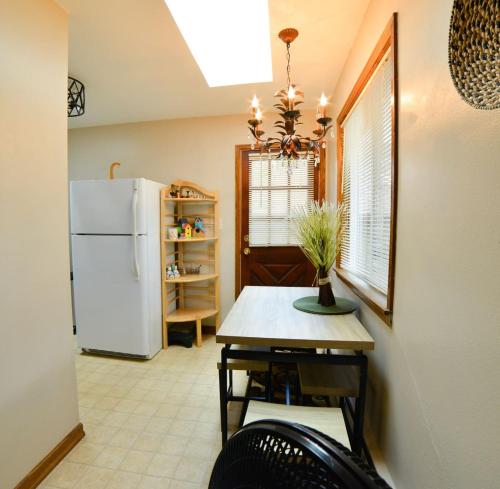 eine Küche mit einem Tisch und einem Kühlschrank in der Unterkunft 1729_ArborWay in Colorado Springs